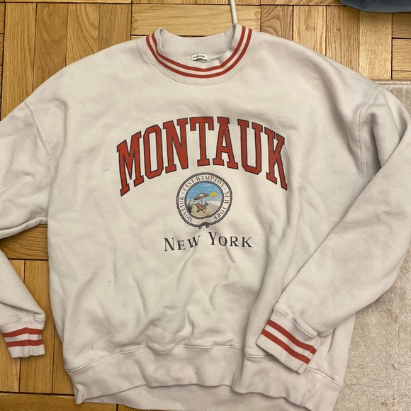 Abercrombie & Fitch Tops - Abercrombie & Fitch Montauk graphic crew neck